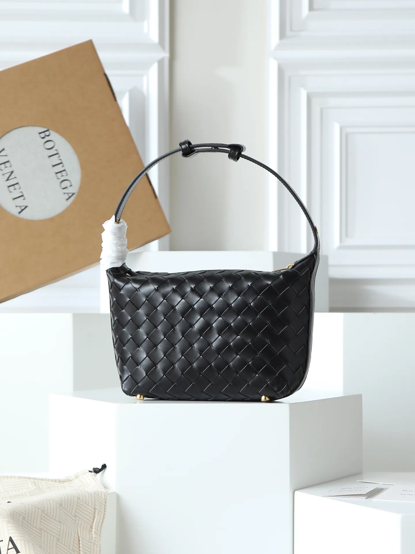 Batch 1620. A lunch bag that is predicted to be popular again this year. The entire bag is made of top-grade naa lambskin. It is very soft and lightweight. It also uses the intrecciato weaving process that the two founders spent several months developing from the beginning of the brand. It is completely hand-woven by Italian craftsmen. It perfectly reflects the craftsmanship of Bottega. The entire bag shape is also a very practical and popular lunch box bag shape. The slightly curved arc of the bag mouth can also better fit our wrists. Style number: 754443 Size: 22*13*9